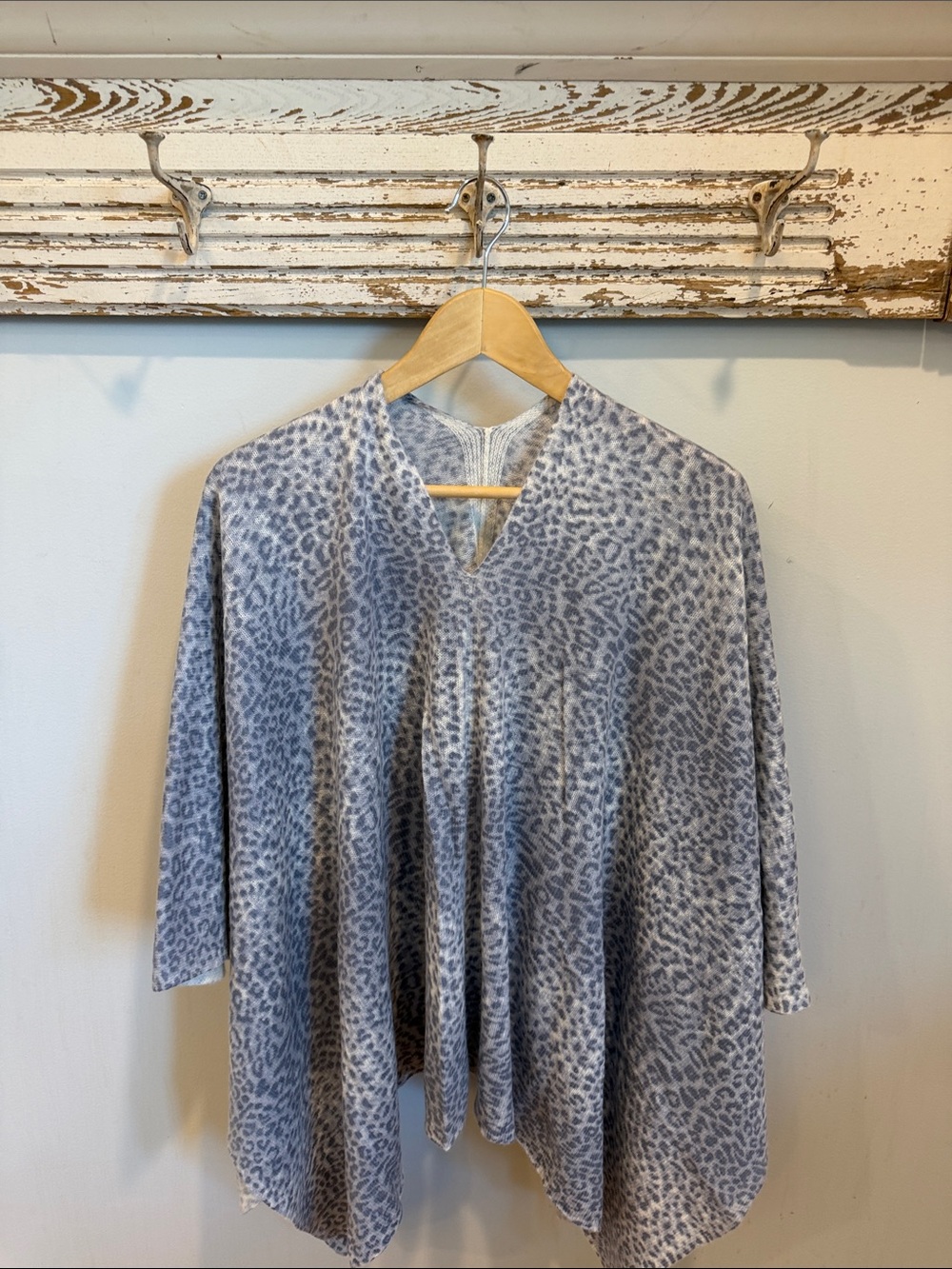 J McLaughlin Cashmere Wrap Light Gray Leopard‎ Print Poncho
